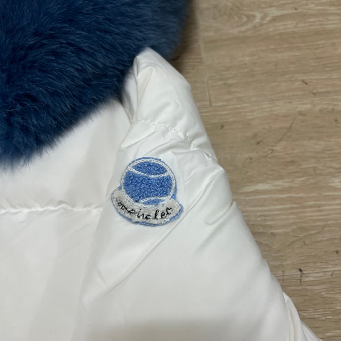 몽클레어 여성 구스다운 와펜 퍼트리밍 패딩 점퍼 [화이트] 3사이즈 상품이미지4