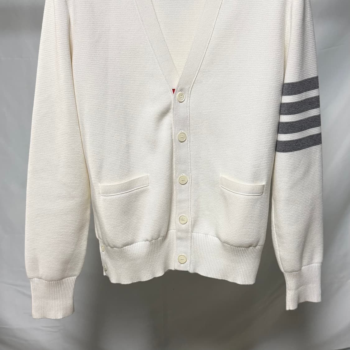 [S+급/1] 톰브라운 사선완장 밀라노스티치 가디건 화이트 상품이미지4