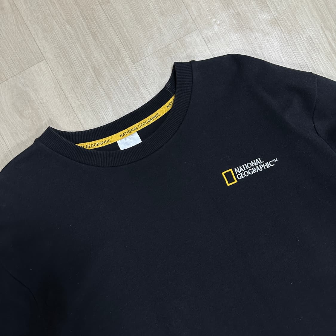 네셔널지오그래픽 미니멀 블랙 맨투맨 상품이미지3