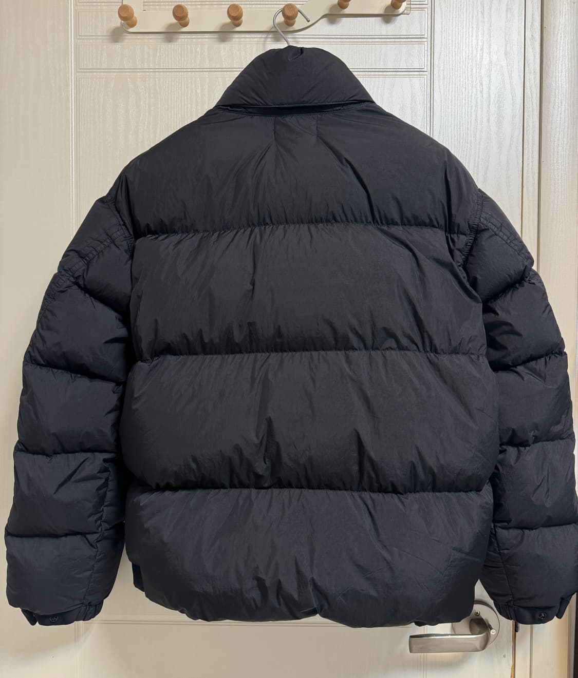 [L] 백화점판 23FW 스톤아일랜드 크링클랩스 블랙 논후드 패딩 상품이미지2