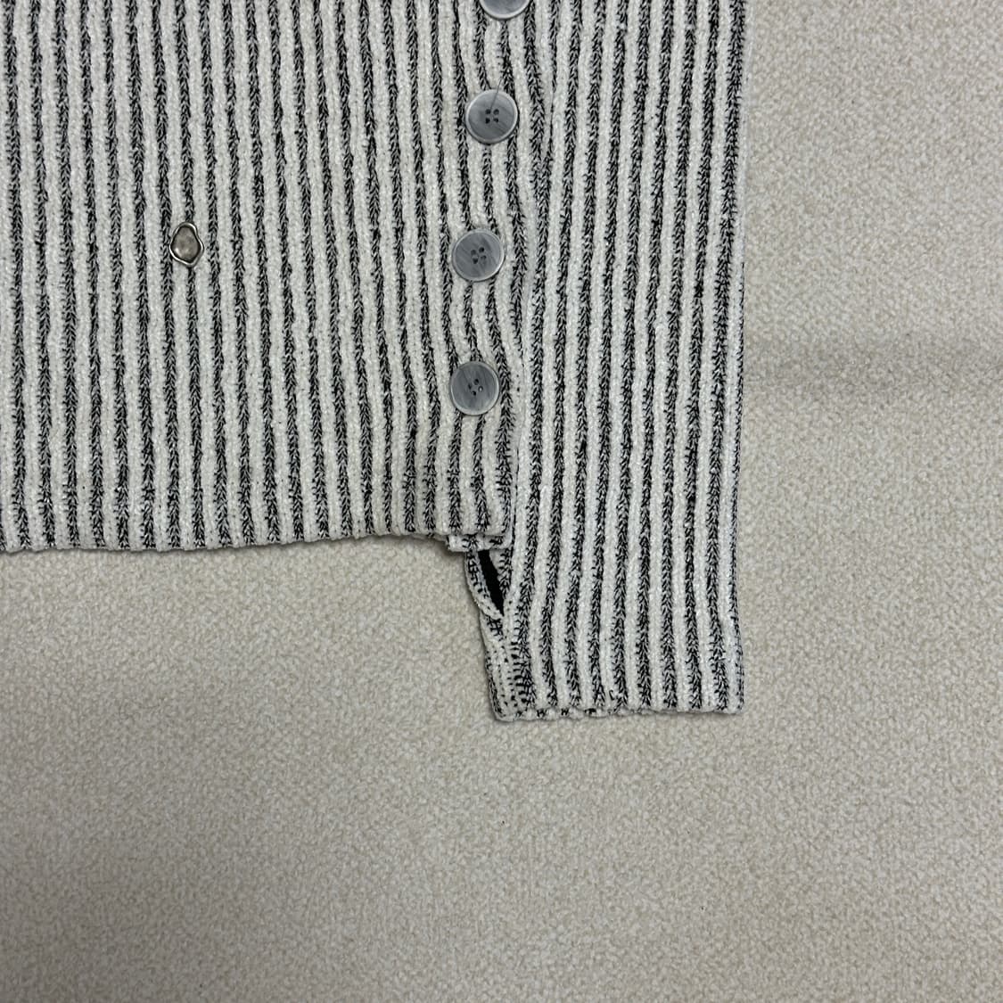 메종미네드 사이드 버튼 부클 니트 상품이미지4