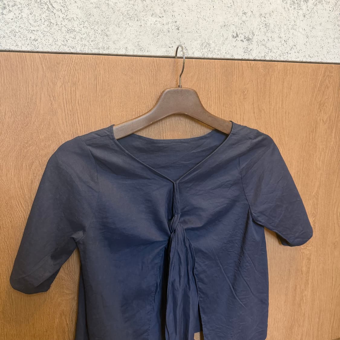 빈티지 반팔 블라우스 프론트 타이 스트랩 디테일 루즈핏 블랙 상품이미지3