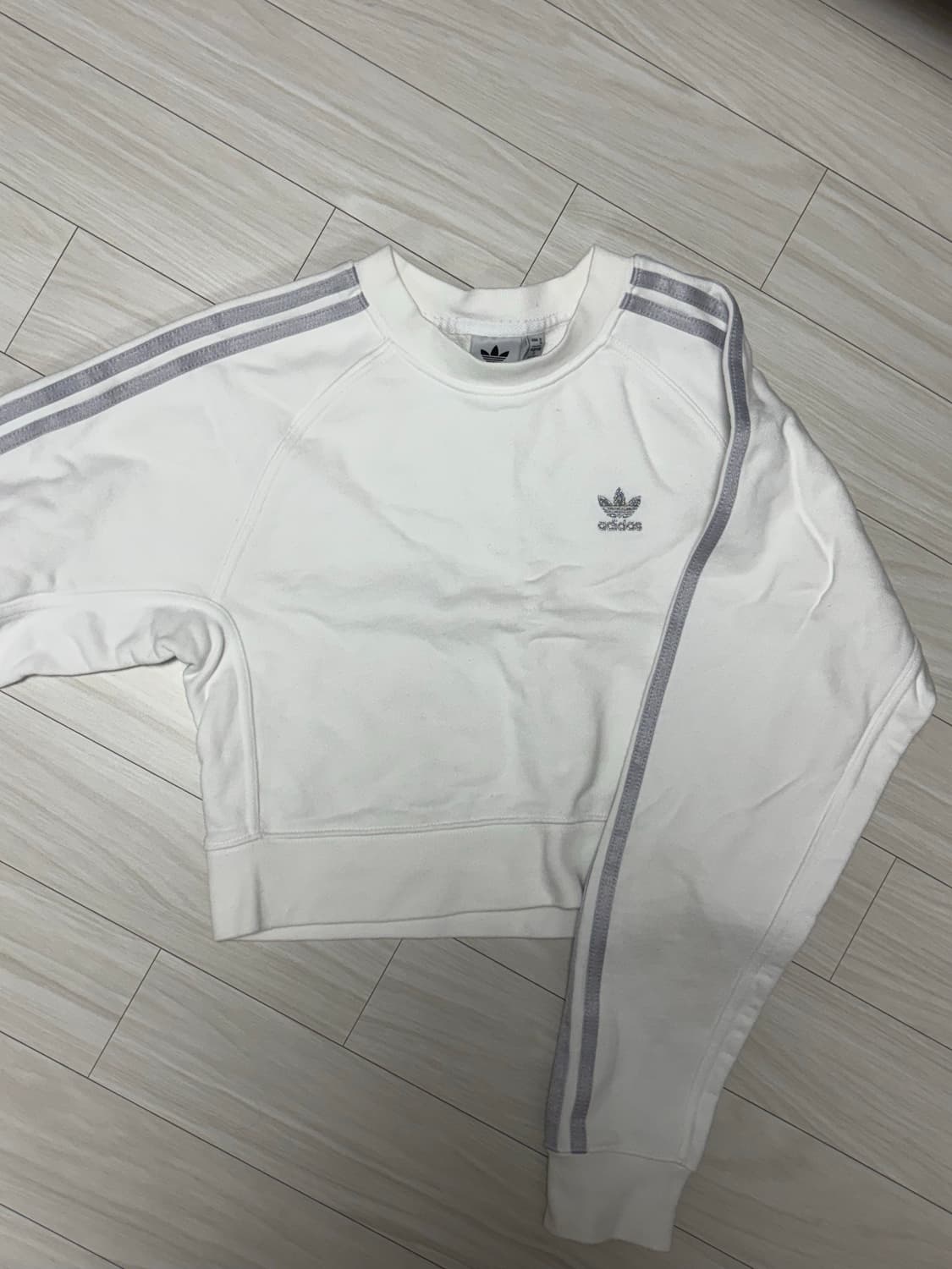 아디다스 여성 크롭 맨투맨 화이트 상품이미지3