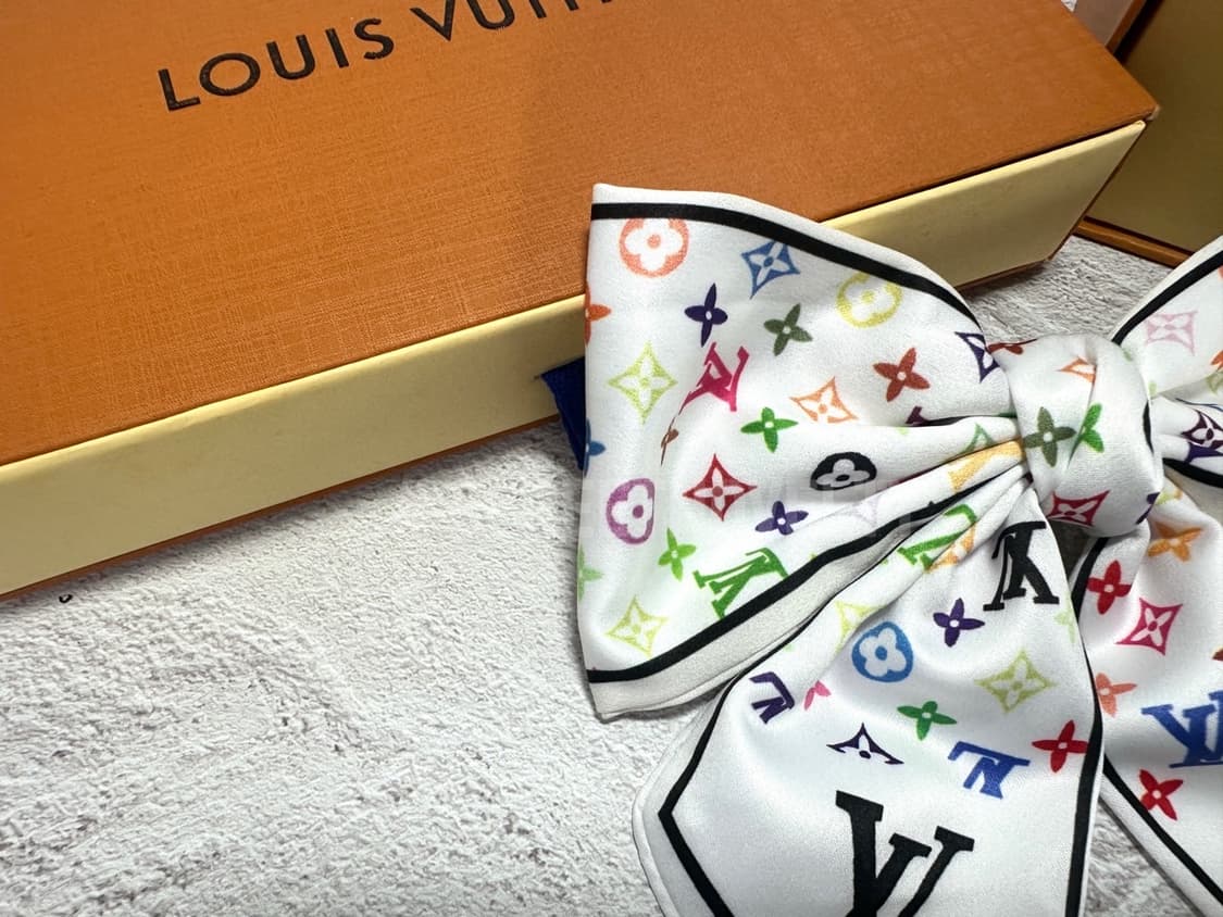 루이비통 화이트 & 멀티컬러 리본 헤어핀 상품이미지5