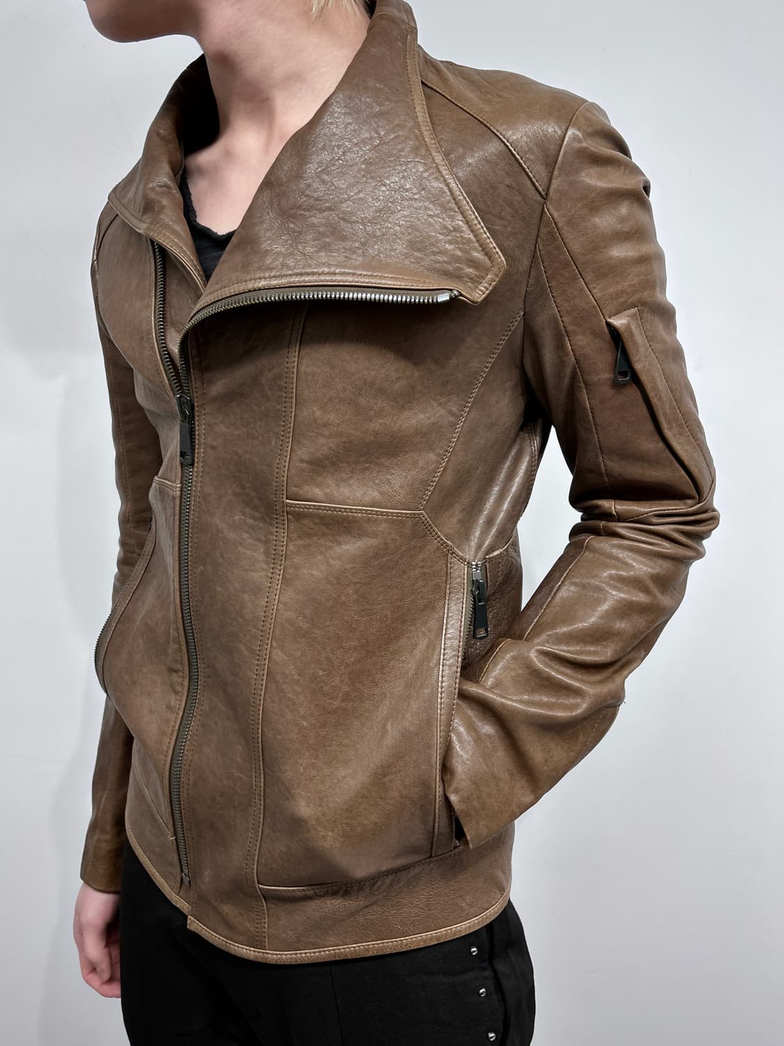 시스템 옴므 사선 하이넥 레더 자켓 상품이미지1