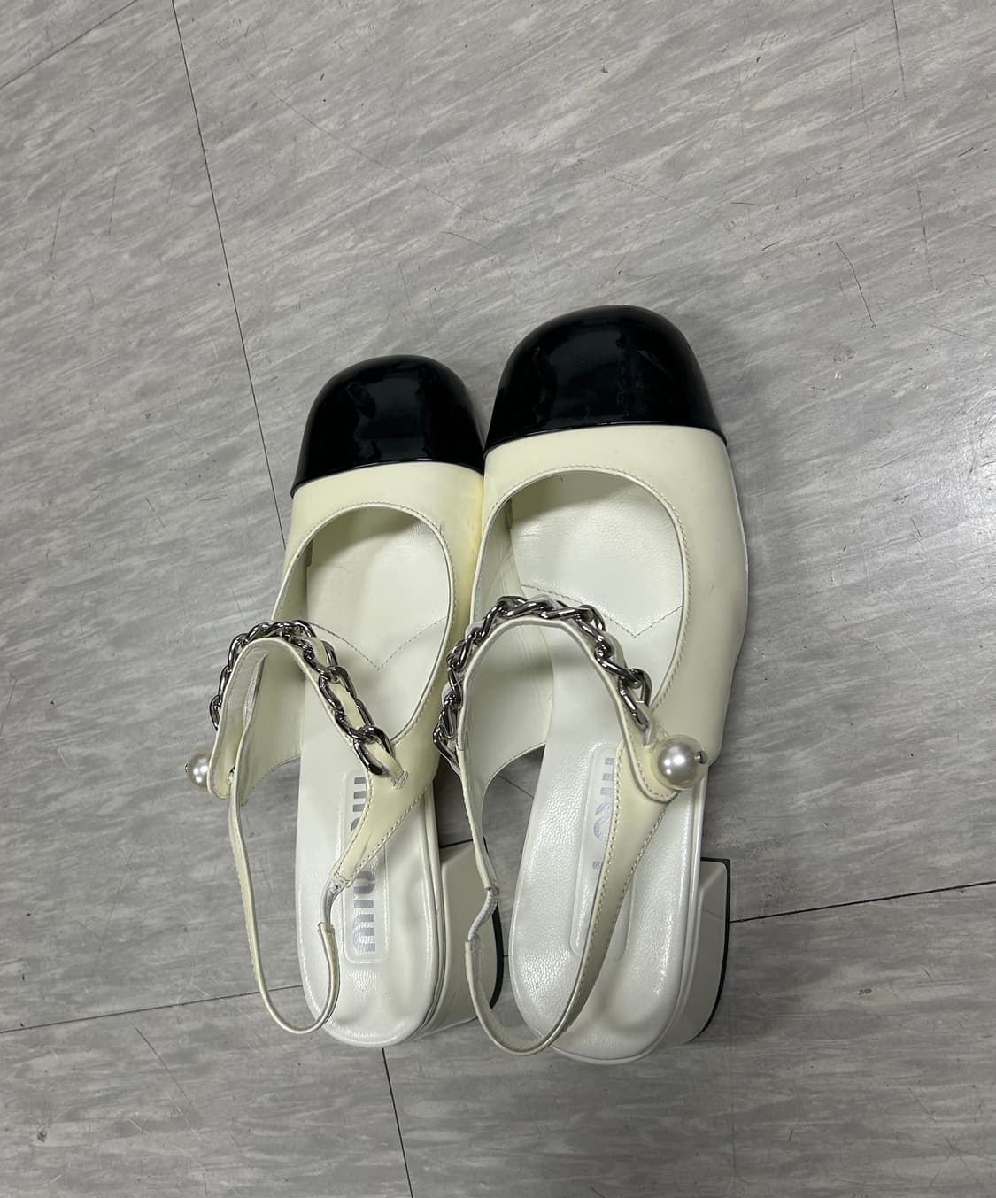 미우미우 체인 여성 구두 상품이미지3