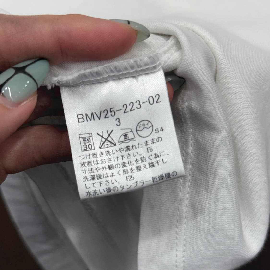 버버리 블랙라벨 반팔 티셔츠 노바체크 넥라인 로고 자수 디테일 화이트 상품이미지8