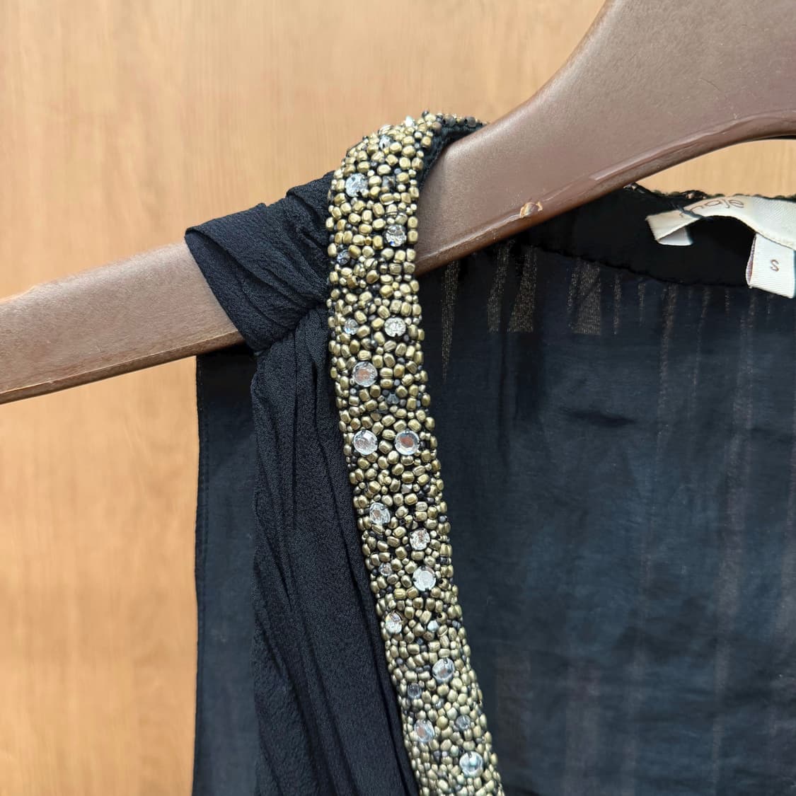 마쥬 슬리브리스 블라우스 브이넥 골드 비즈 트리밍 레이스 디테일 블랙 상품이미지6