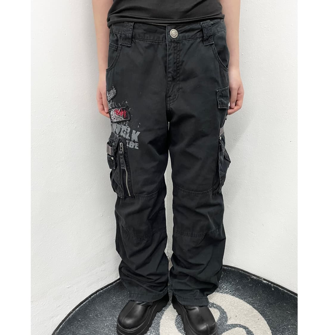 블랙 워크 자수 포켓 카고팬츠 상품이미지1