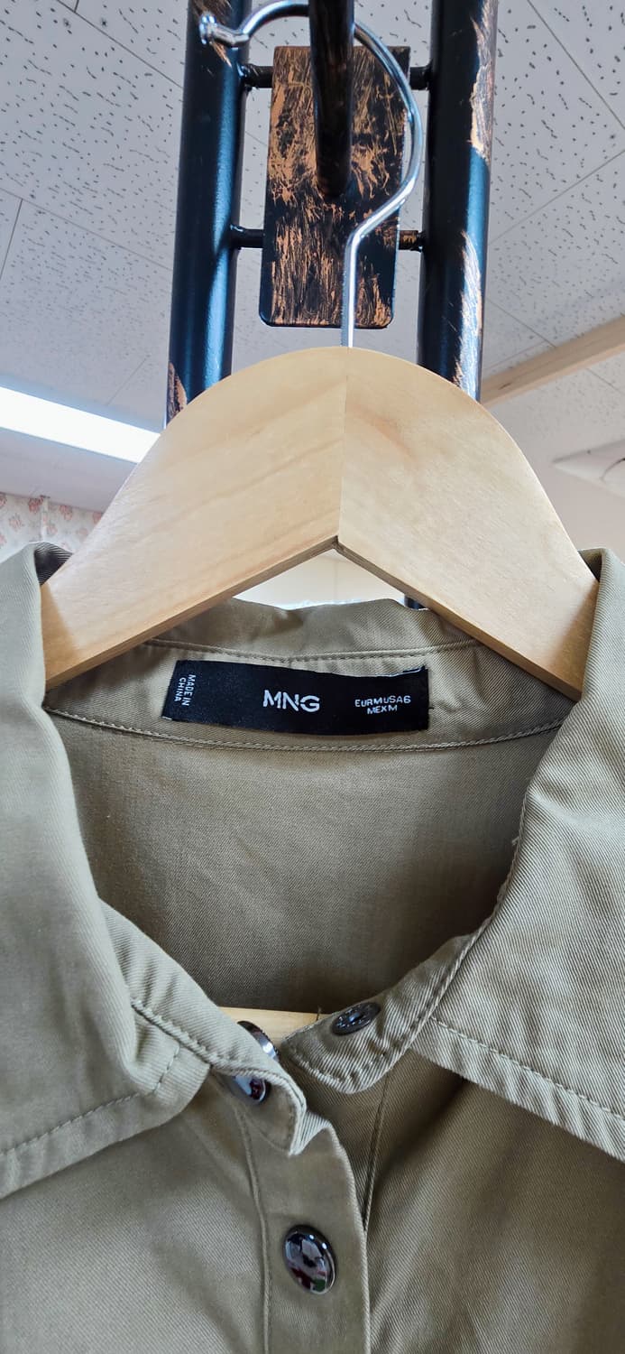 M / 새상품) MNG 망고 카키 크롭 셔츠 블라우스 (스트링 디테일) 상품이미지3