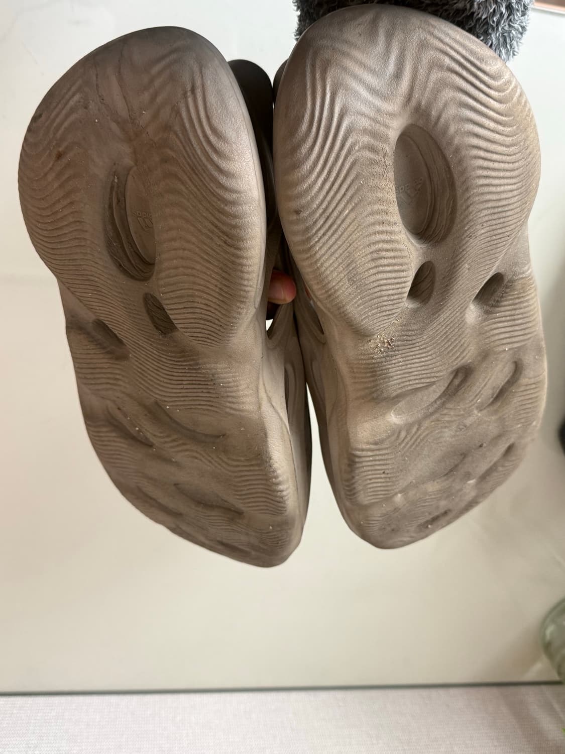 아디다스 이지 폼러너 스톤세이지 275 상품이미지3