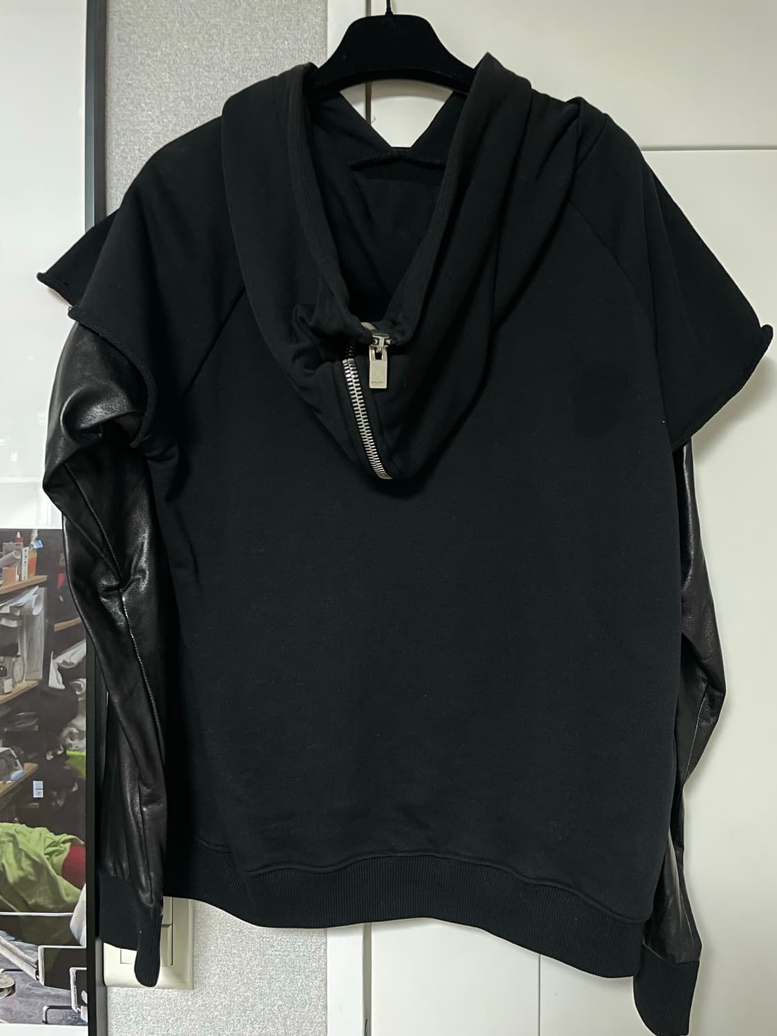 생로랑 가죽 슬리브 후드 티셔츠 상품이미지2
