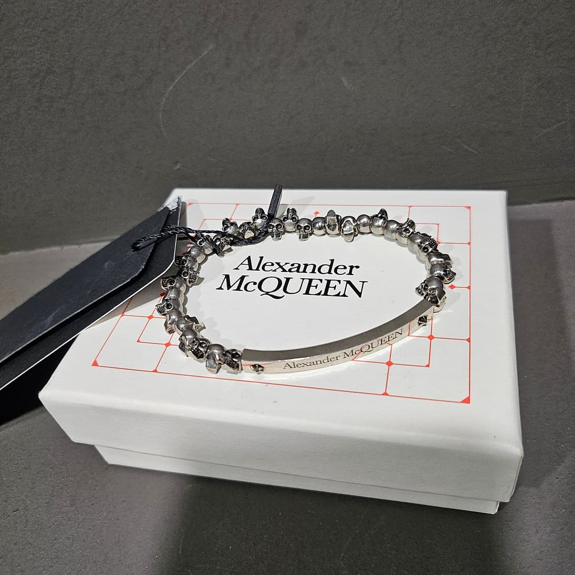 알렉산더 맥퀸 ID 로고 플래크 미니 스컬 브레이슬릿 상품이미지2