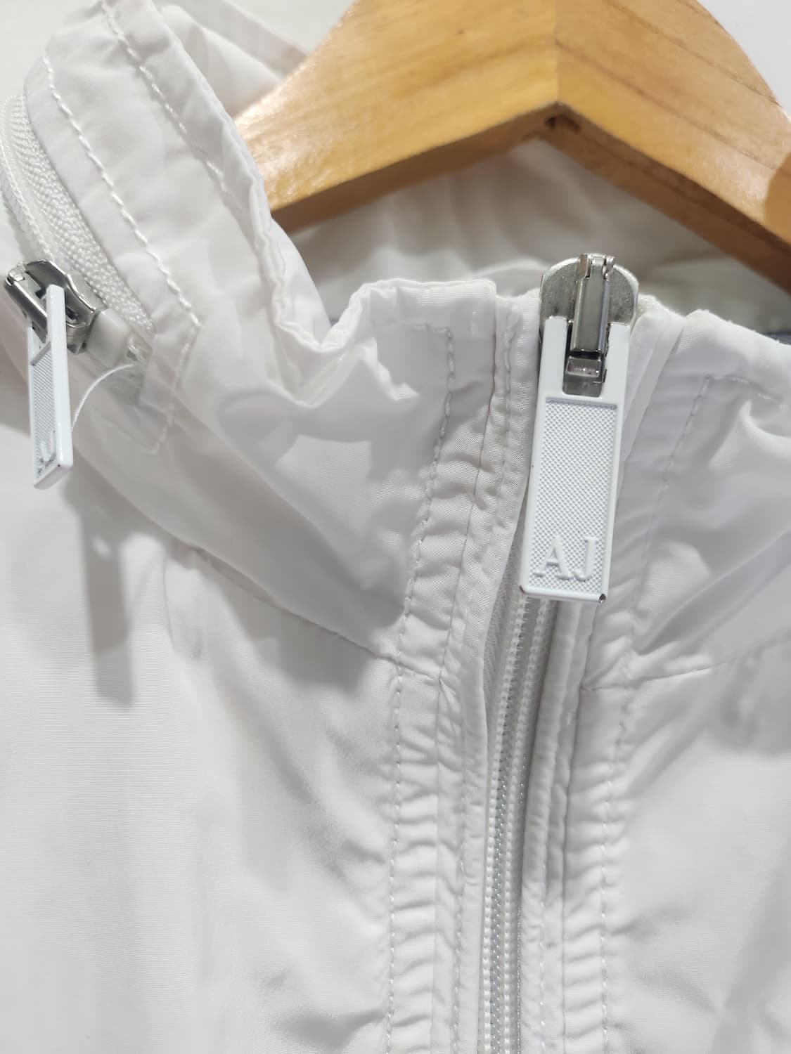 아르마니진스 화이트 바람막이 M 상품이미지3