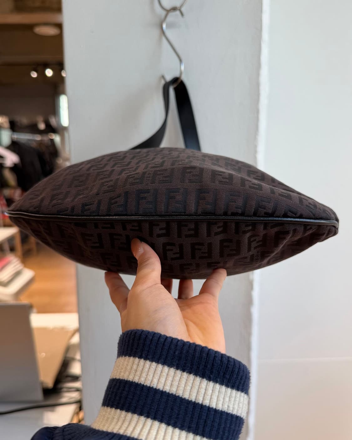 펜디 브라운 주카 오이스터 숄더백 상품이미지6