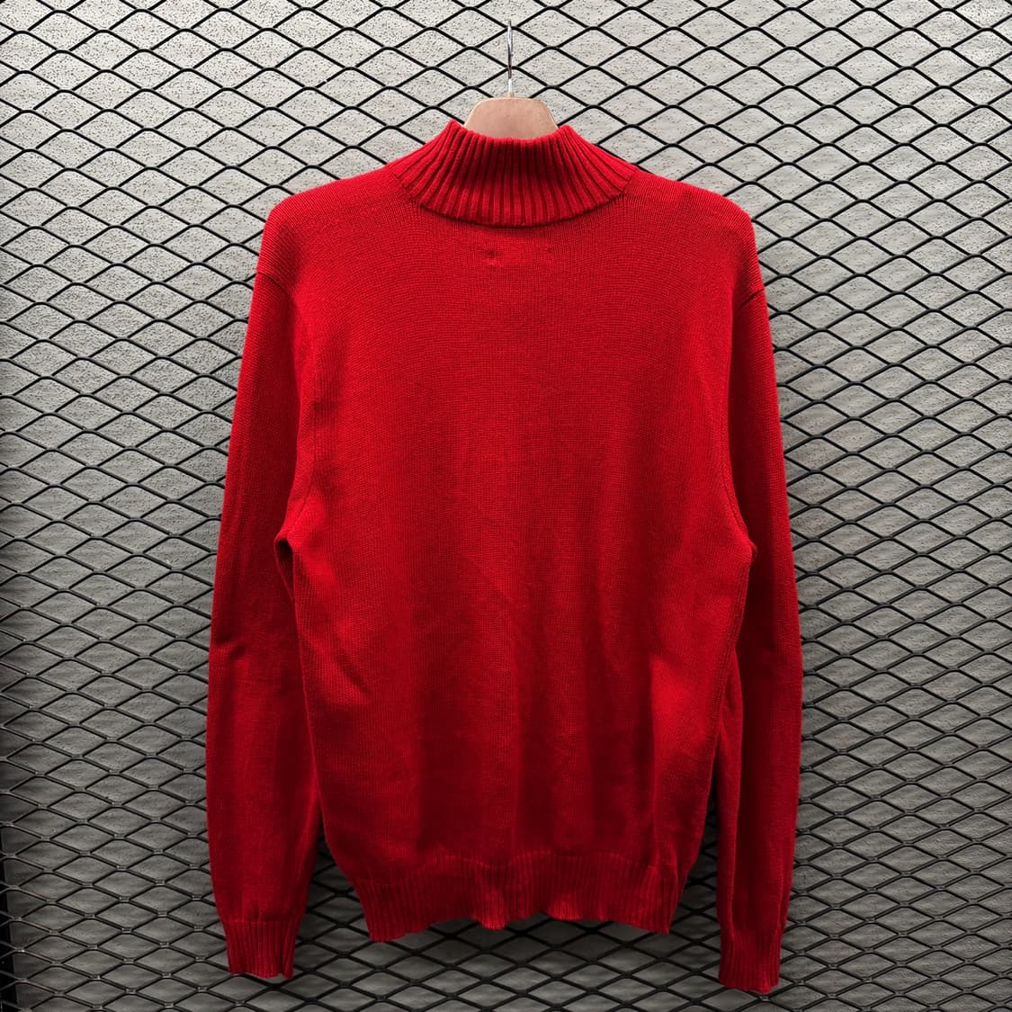 폴로 랄프로렌 하프 버튼넥 니트 우드톤 버튼 포니자수 디테일 솔리드레드 상품이미지3