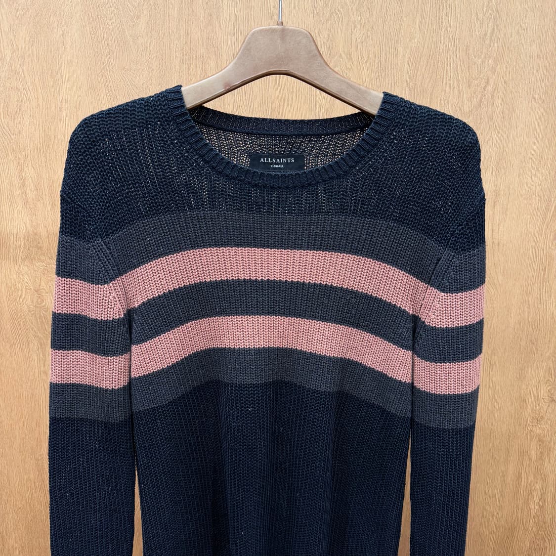 올세인츠 라운드넥 긴팔 니트 차콜 핑크 스트라이프 배색 디테일 네이비 상품이미지4