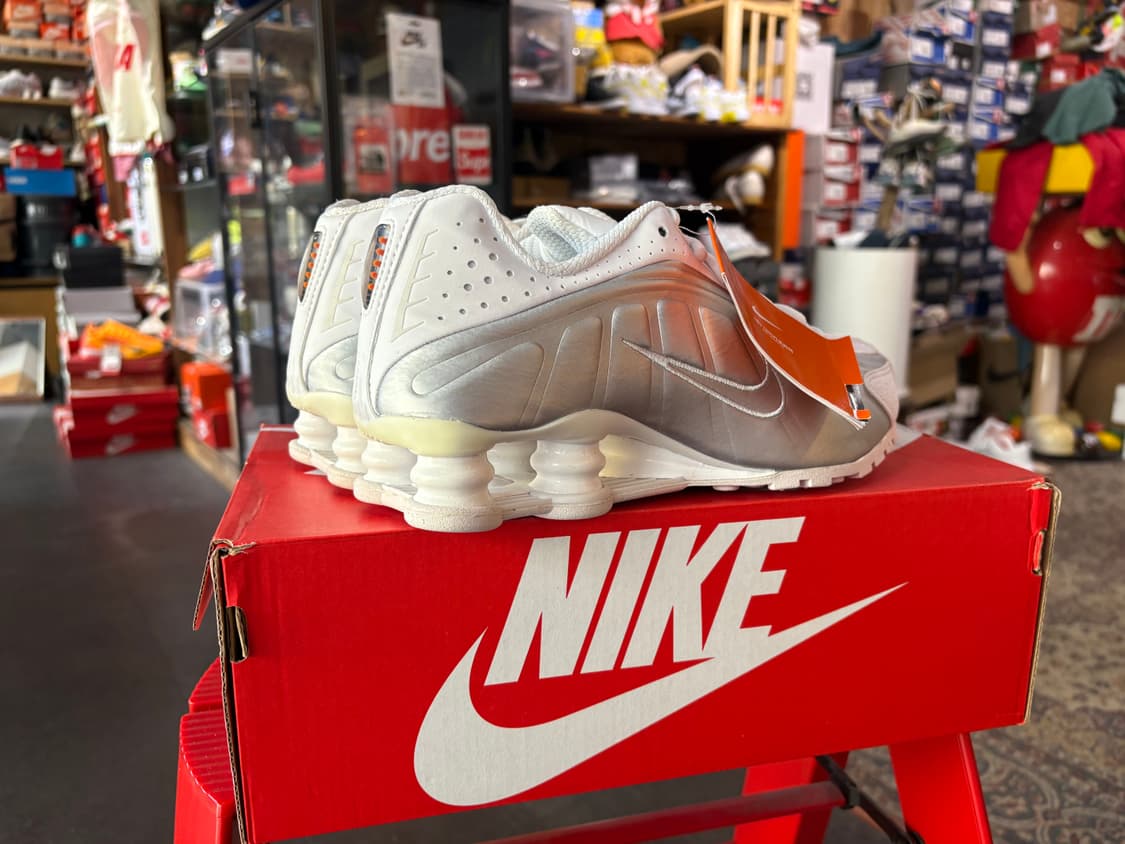 (W) 나이키 샥스 R4 화이트 메탈릭 실버 상품이미지3