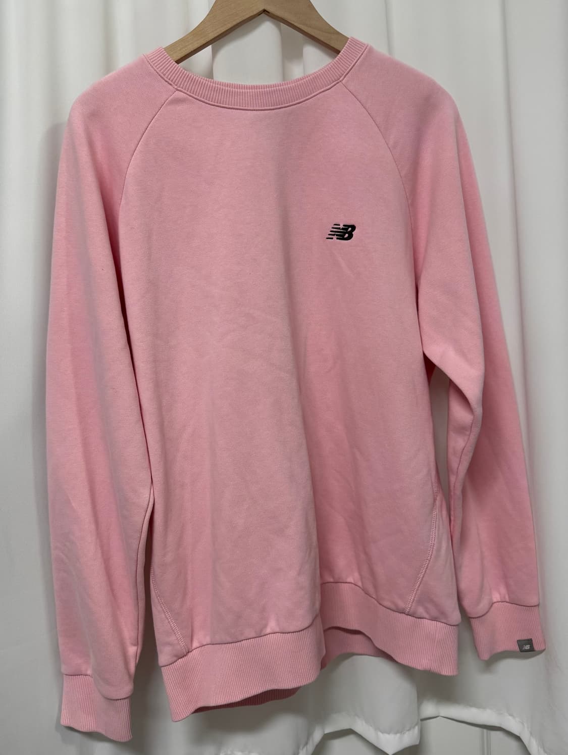 뉴발란스 스몰로고 맨투맨 핑크 상품이미지2