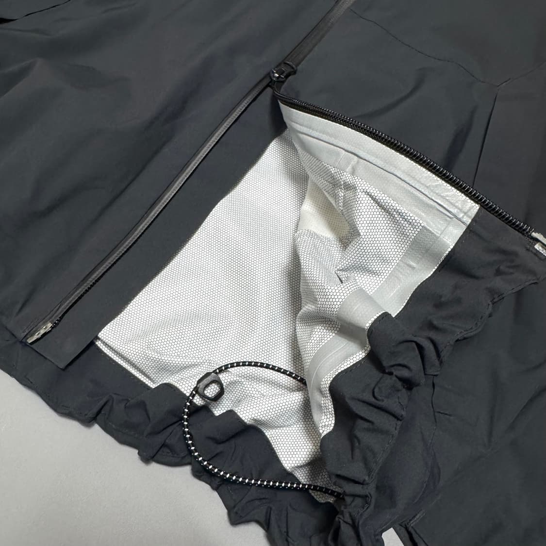 살로몬 블랙 전면로고 나일론 아웃패스 2.5L 워터프루프 윈드브레이커 상품이미지5