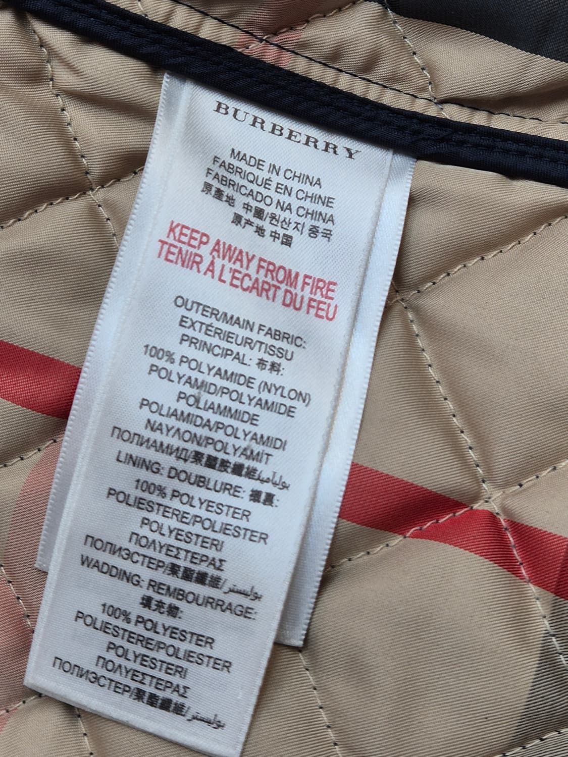 네이비 색상의 버버리 키즈 누빔 후드 자켓입니다. 겉감은 폴리아미드 소재 상품이미지5