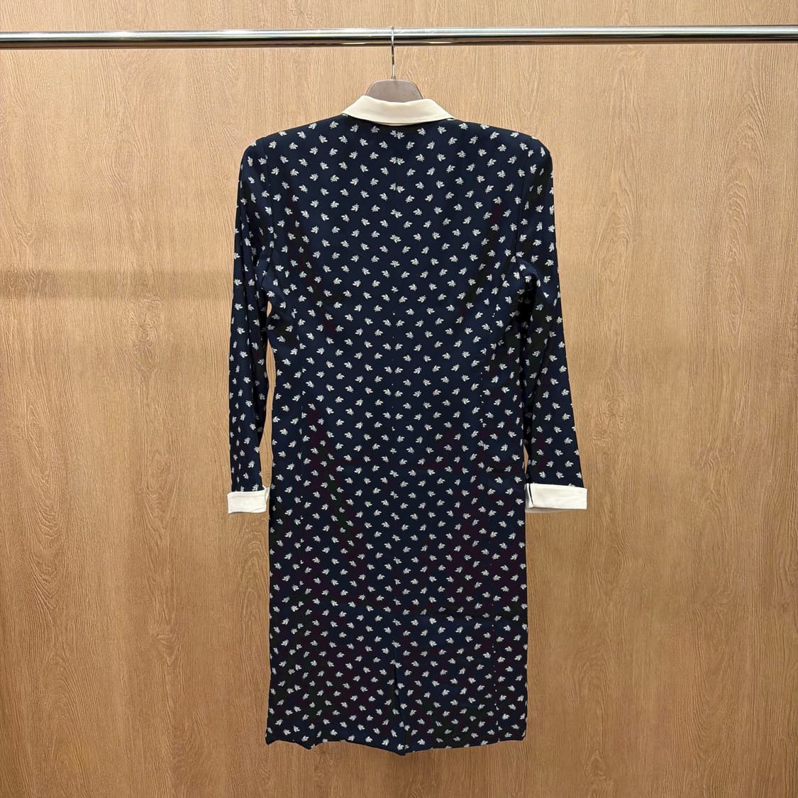 버버리 롱원피스 긴팔 카라 리프 패턴 버튼 클로징 디테일 루즈핏 네이비 상품이미지3