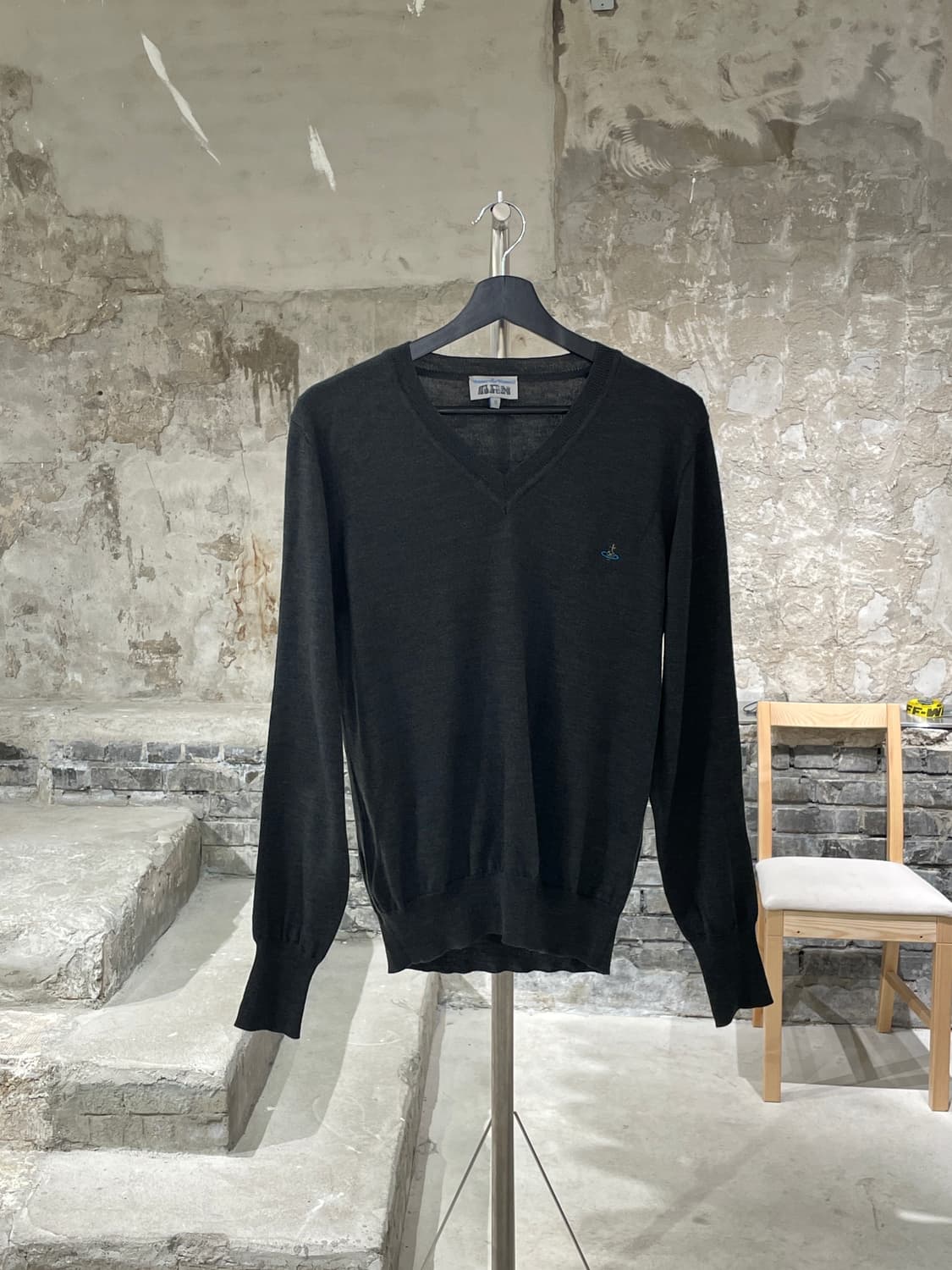 비비안 웨스트우드 맨 다크 올리브 V넥 울 니트 상품이미지1