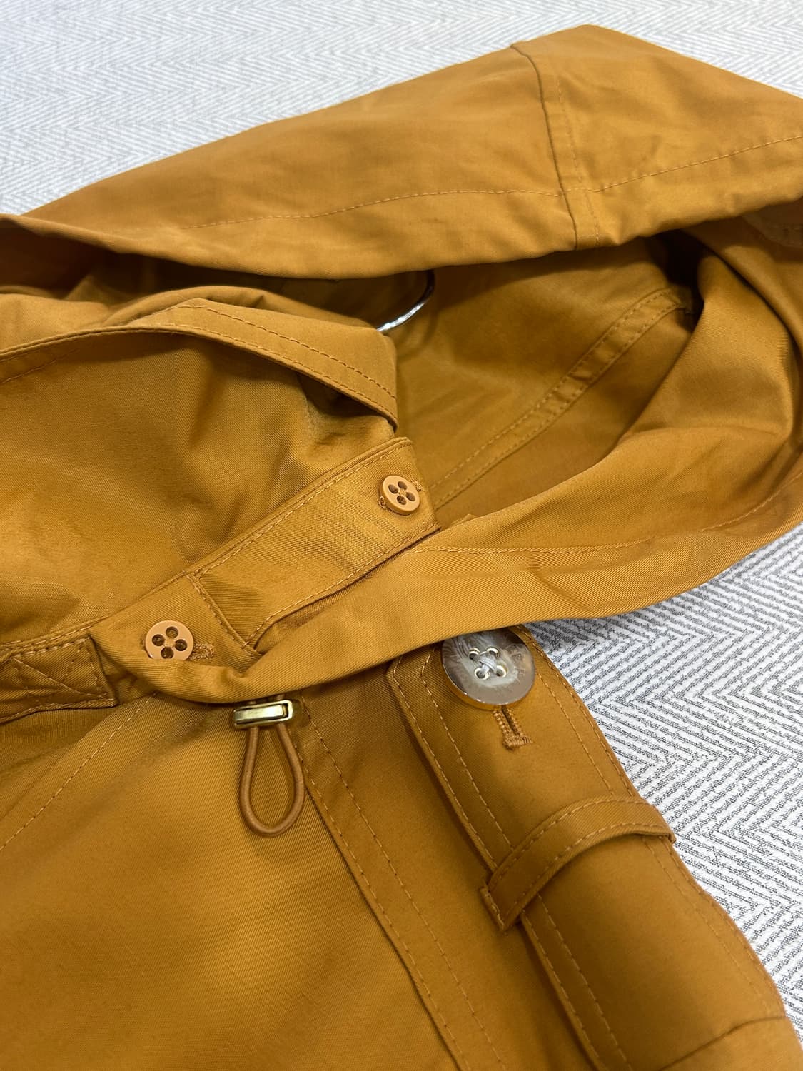 콜한 벨티드 후드 트렌치코트 여성 66 머스타드 상품이미지6