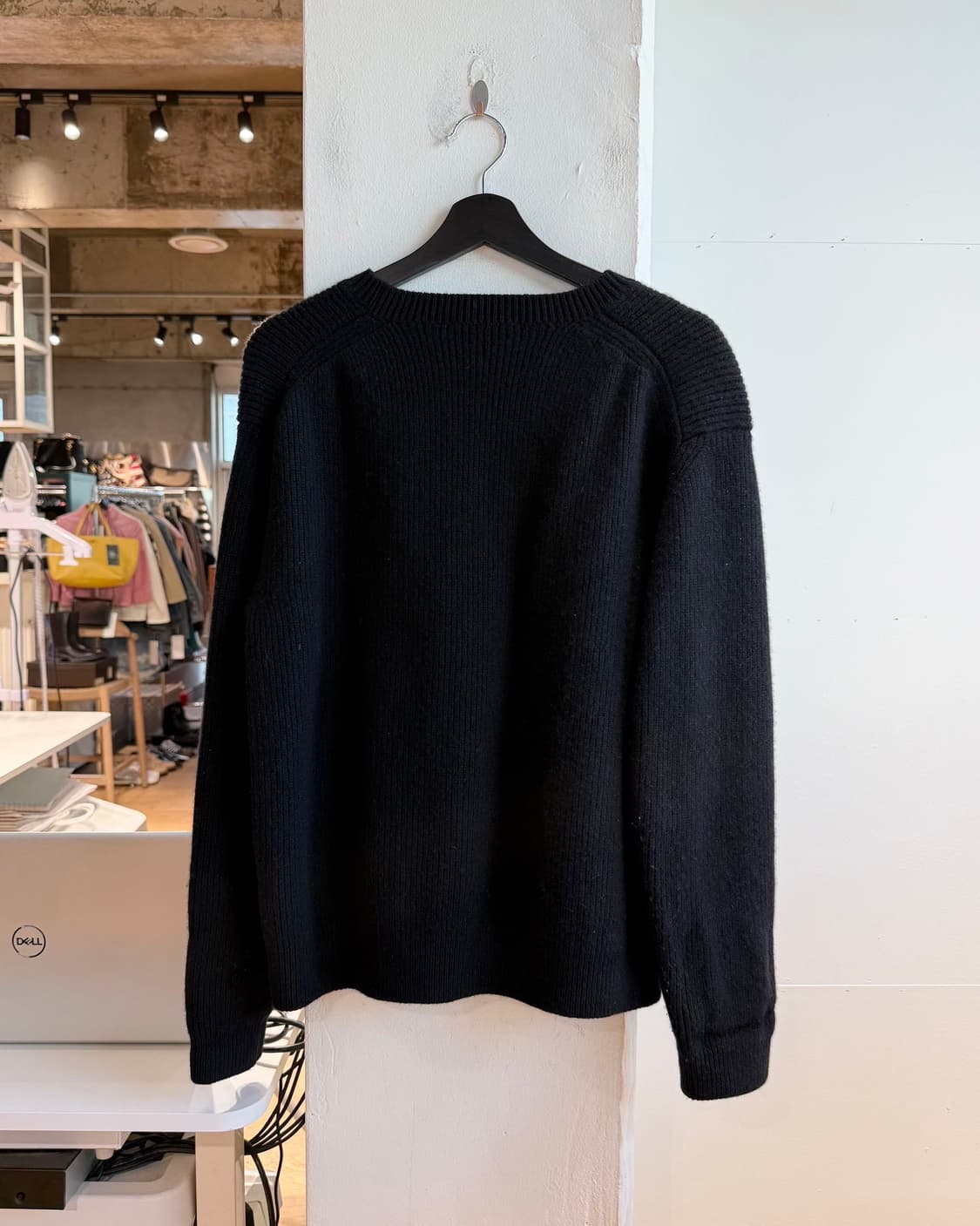 아페쎄 블랙 로고 디테일 크루넥 니트  상품이미지6