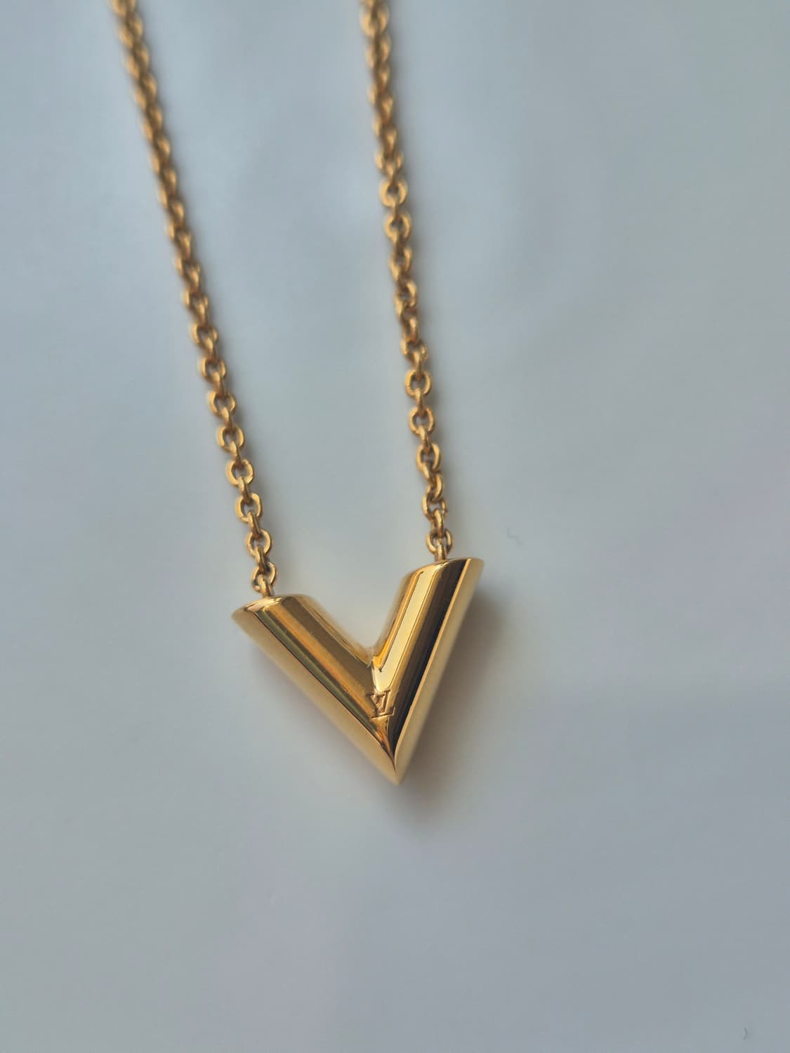 [새상품급/풀구성] 루이비통 에센셜 V 목걸이 골드 상품이미지2