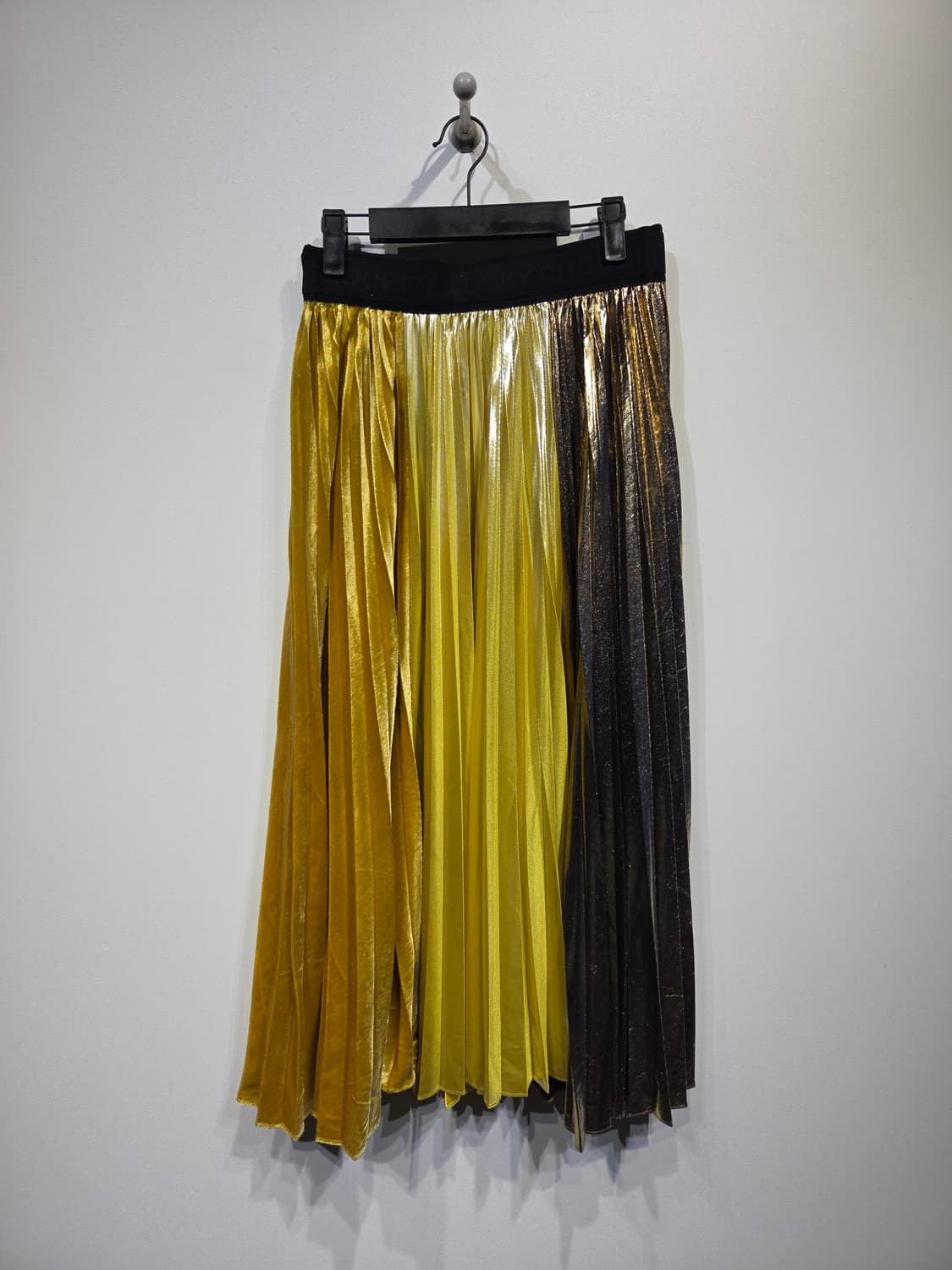 럭키슈에뜨(LUCKY CHOUETTE) 메탈릭 컬러블록 플리츠 스커트 상품이미지2