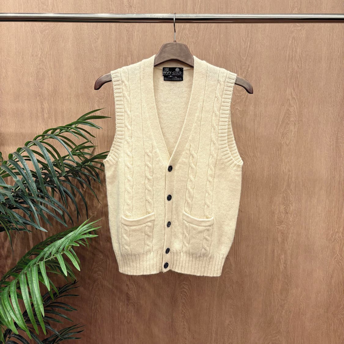 빈티지 브이넥 울 니트 베스트 케이블 패턴 버튼 포켓 디테일 아이보리 상품이미지1