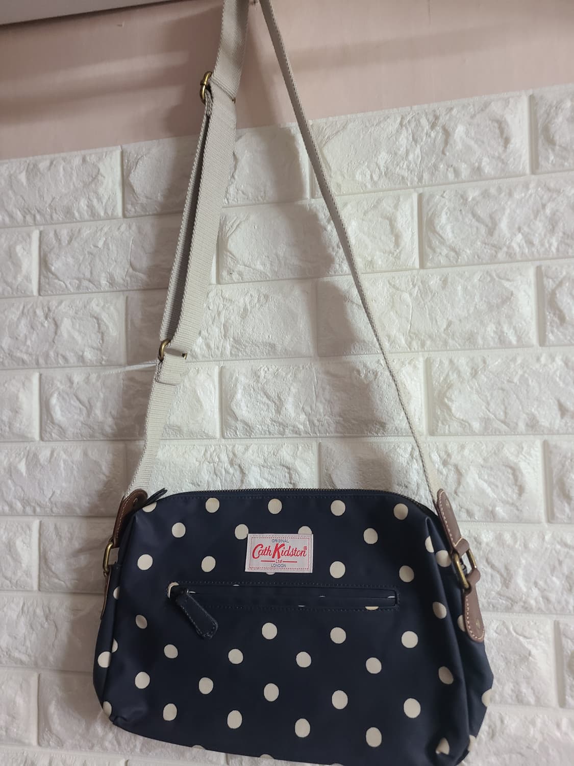 캐스키드슨 네이비 도트 크로스백 상품이미지2