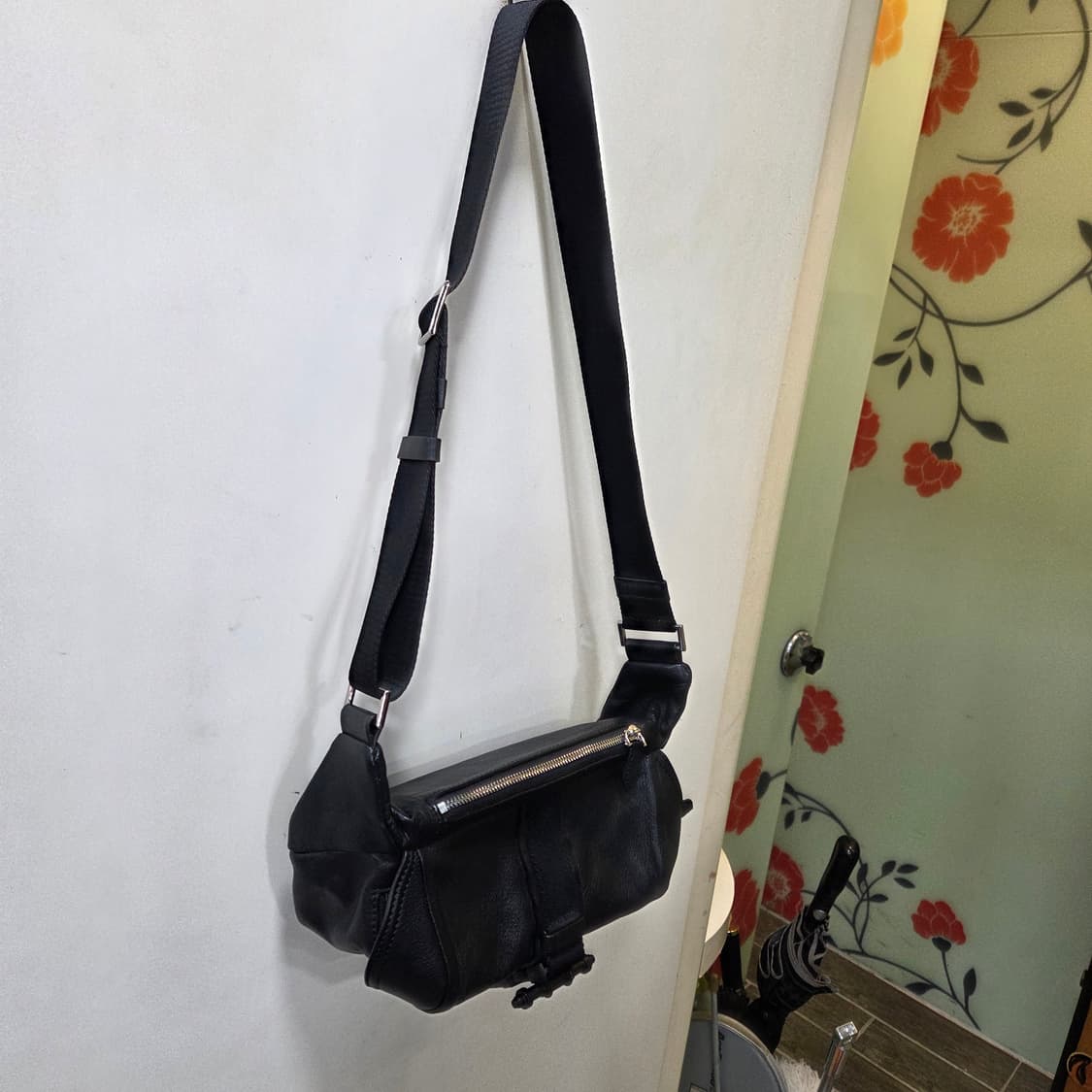 지방시 슬링백 상품이미지2