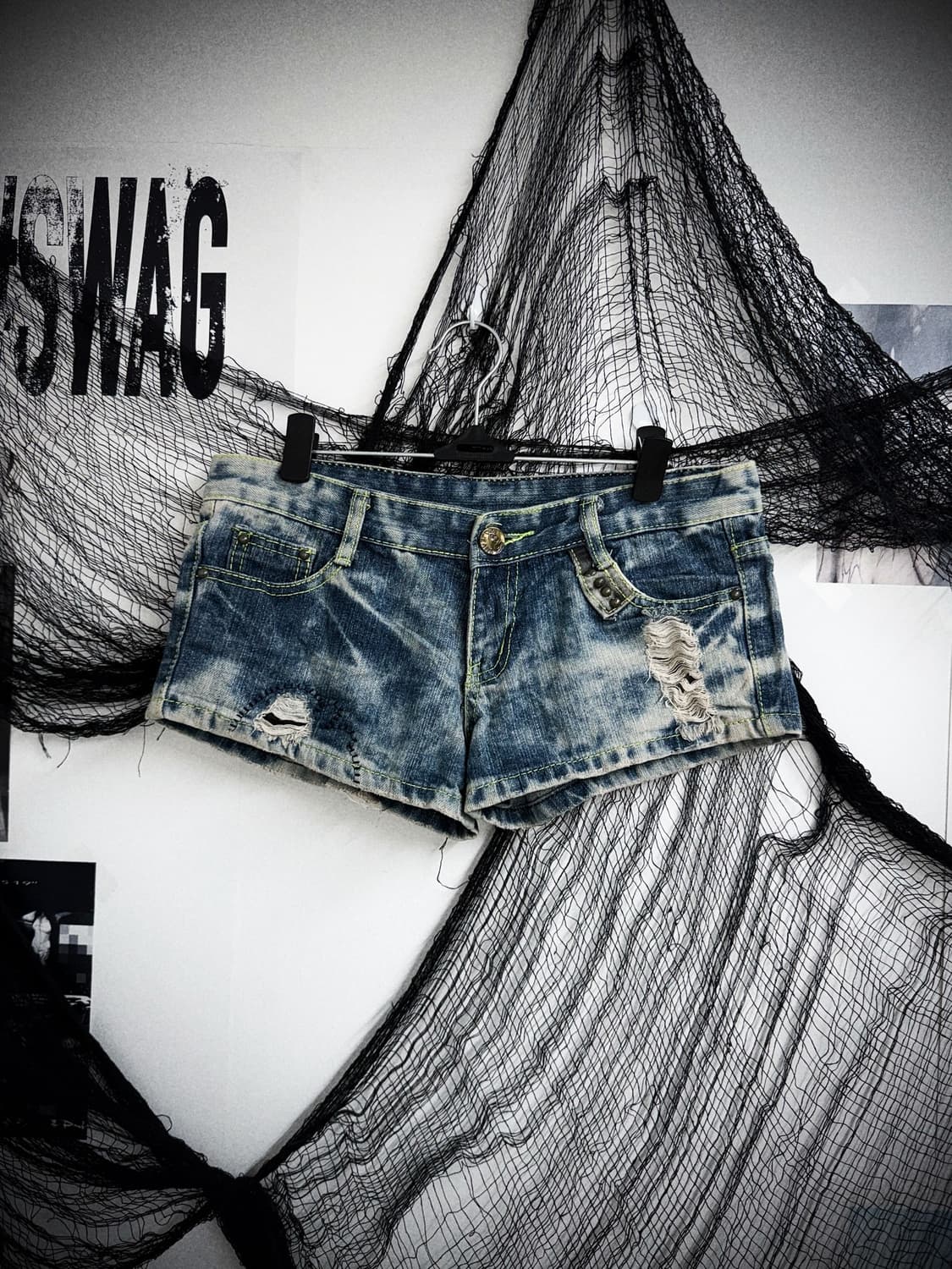 Stitch detailed washing denim shorts 상품이미지1