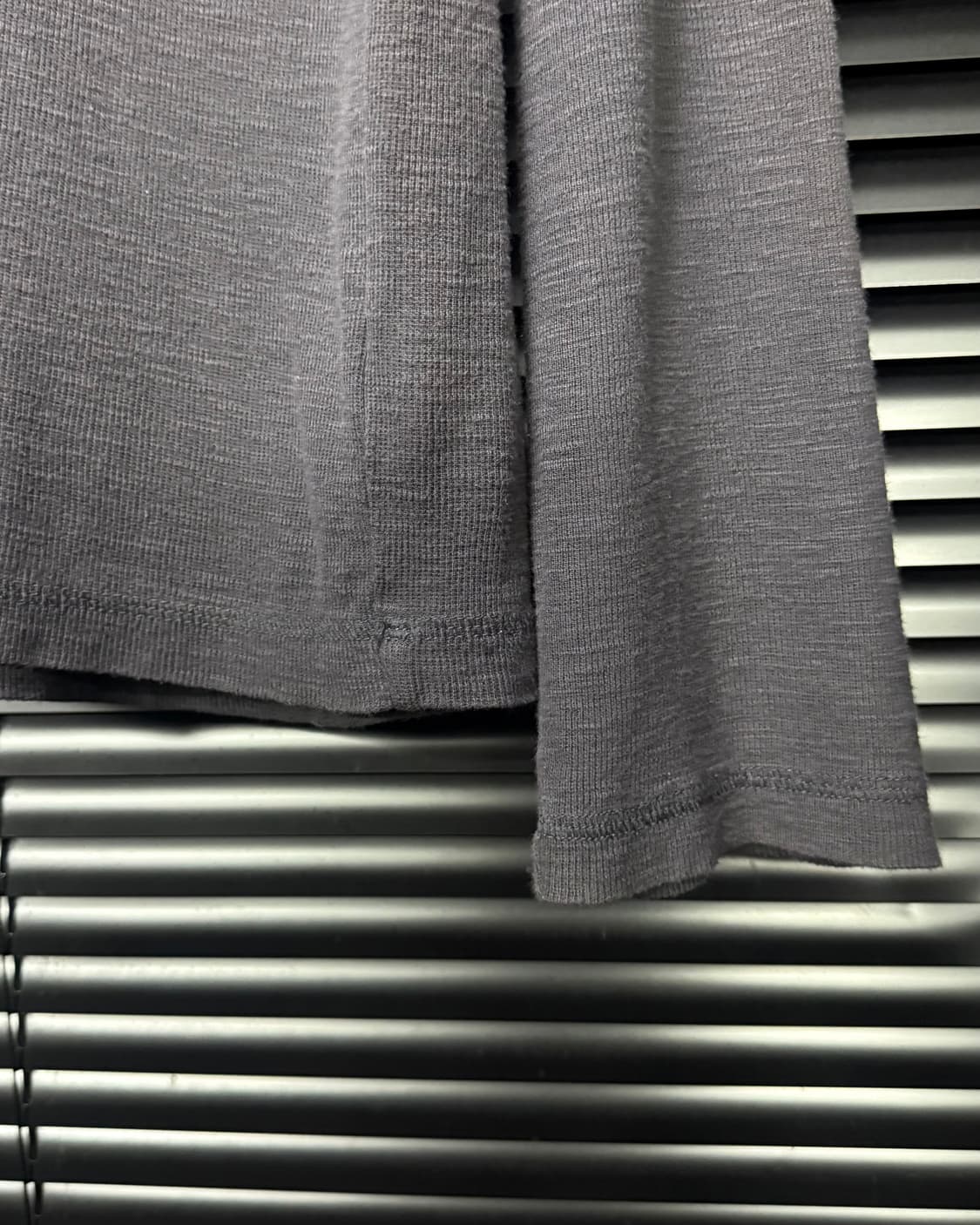 아르마니 익스체인지 알마니 그레이 어깨 단추 절개 니트 긴팔 롱슬리브리스 상품이미지3