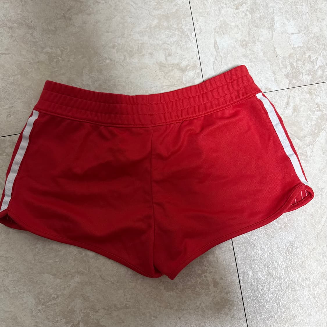 아디다스 레드 로우라이즈 숏팬츠  상품이미지2