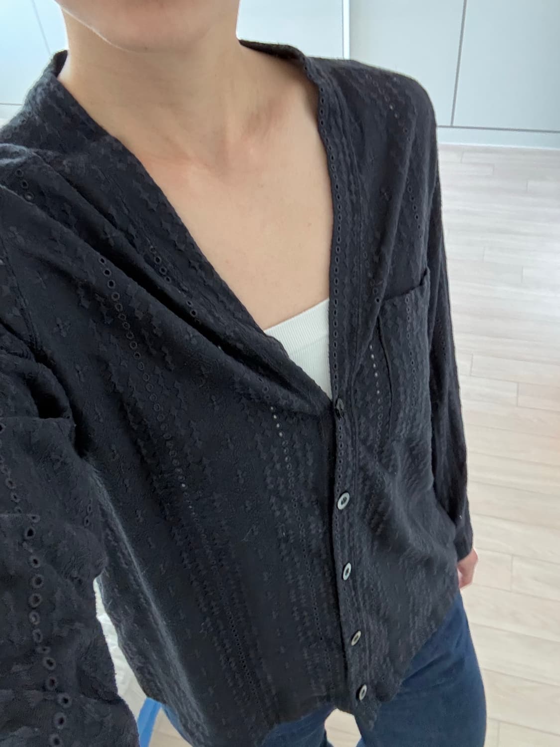 [정품] Needle 아이렛 자수 브이넥 가디건 — 블랙/스몰 상품이미지7