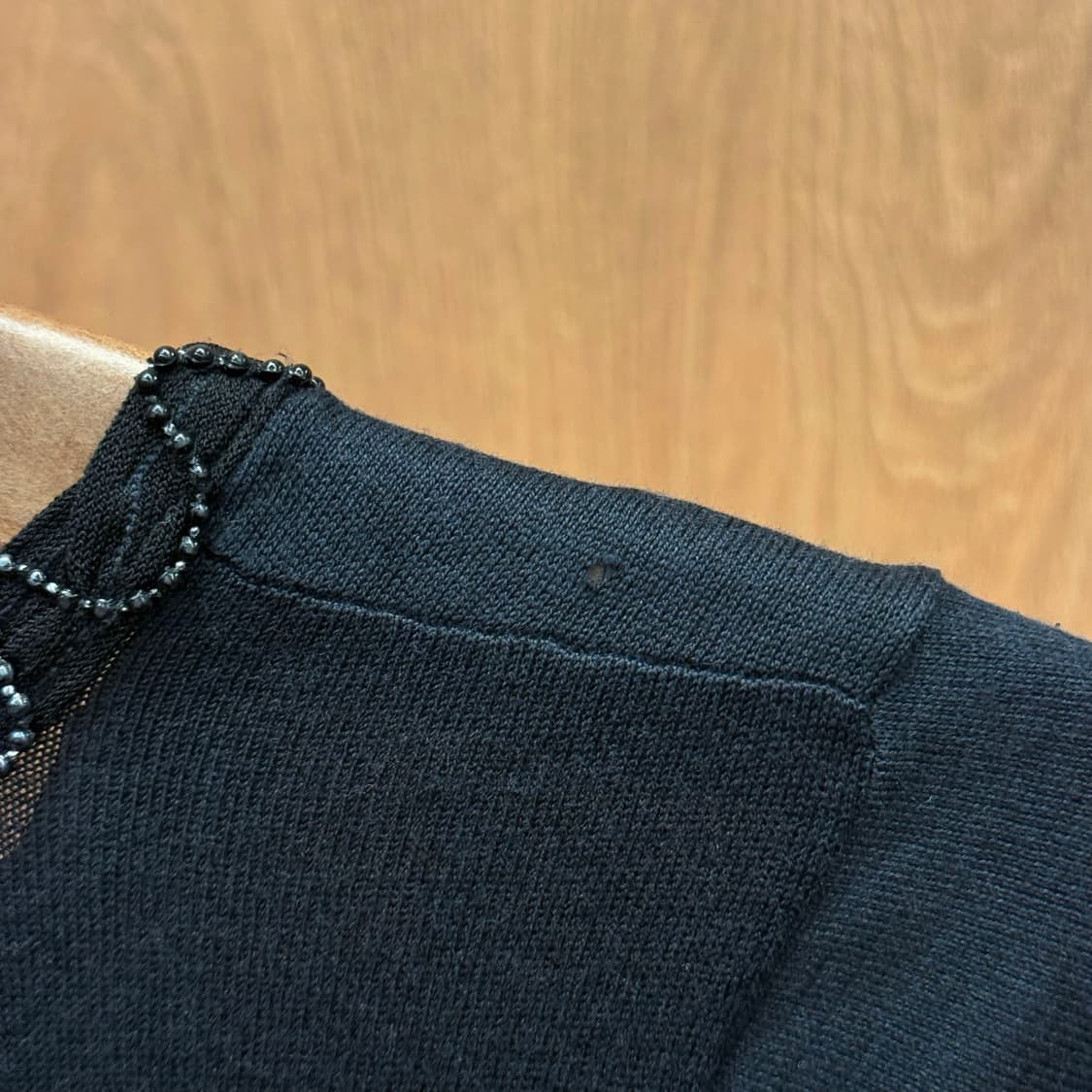 아르마니 콜레지오니 비즈 스캘럽 넥 반팔 니트 실크 블랜드 블랙 상품이미지7