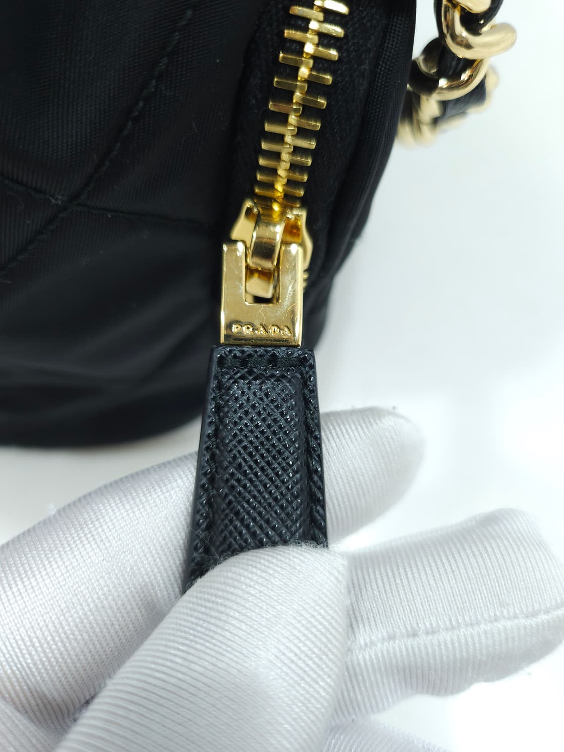 프라다 리에디션 1995 리나일론 체인 퀼팅 버킷백 상품이미지9