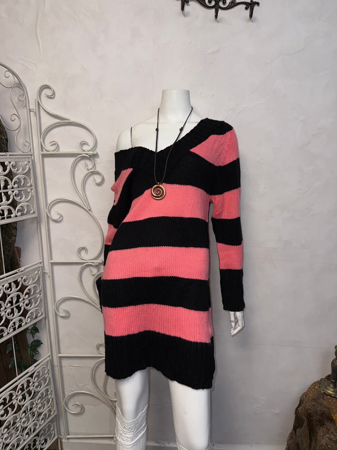 Black pink stripe v neck knit ops 상품이미지1