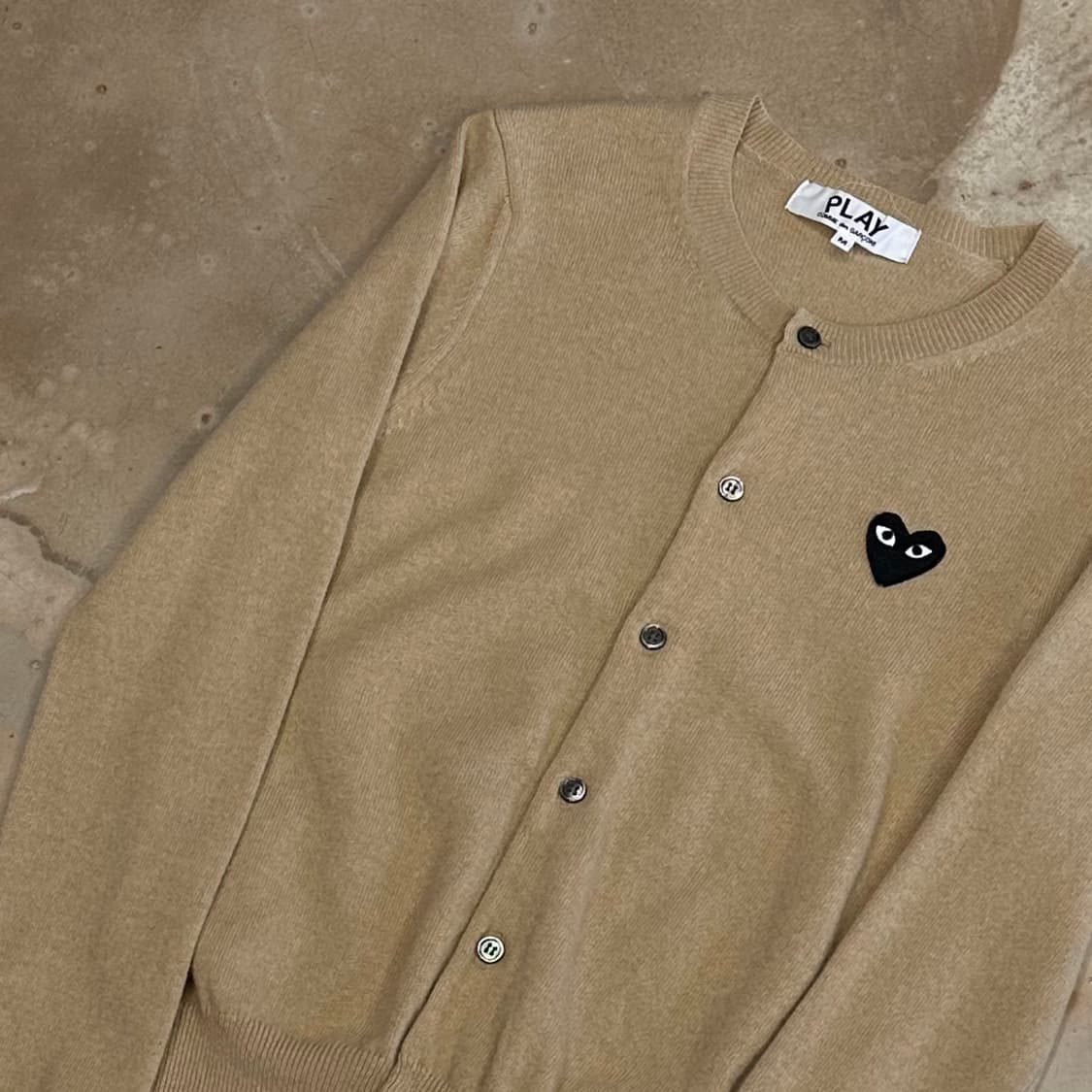 M 꼼데가르송 여성용 블랙하트와펜 베이지 울 가디건 상품이미지1