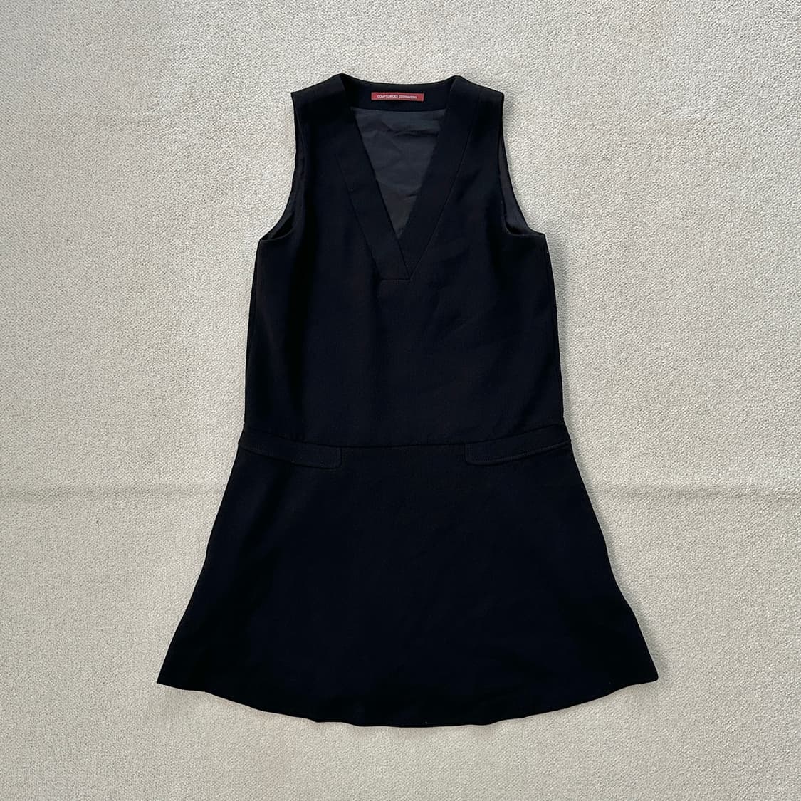 꼼뜨와 데 꼬또니에 브이넥 슬리브리스 원피스 상품이미지1