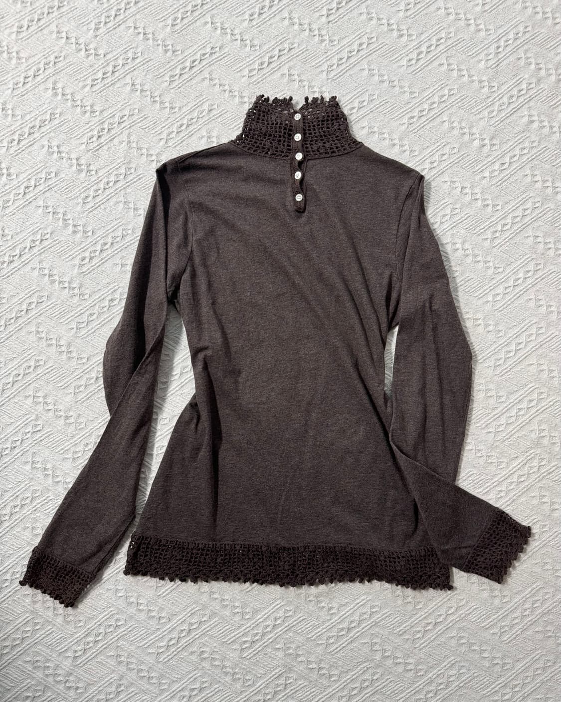 레이스 모티프 디테일 버튼 폴라 넥 티 상품이미지1