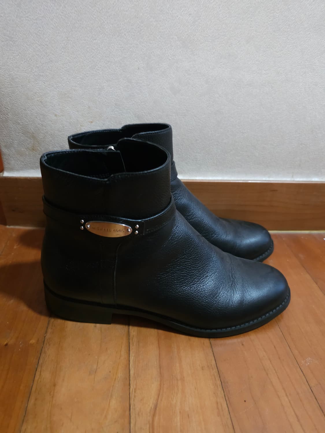 마이클코어스 블랙 앵클 부츠 상품이미지2