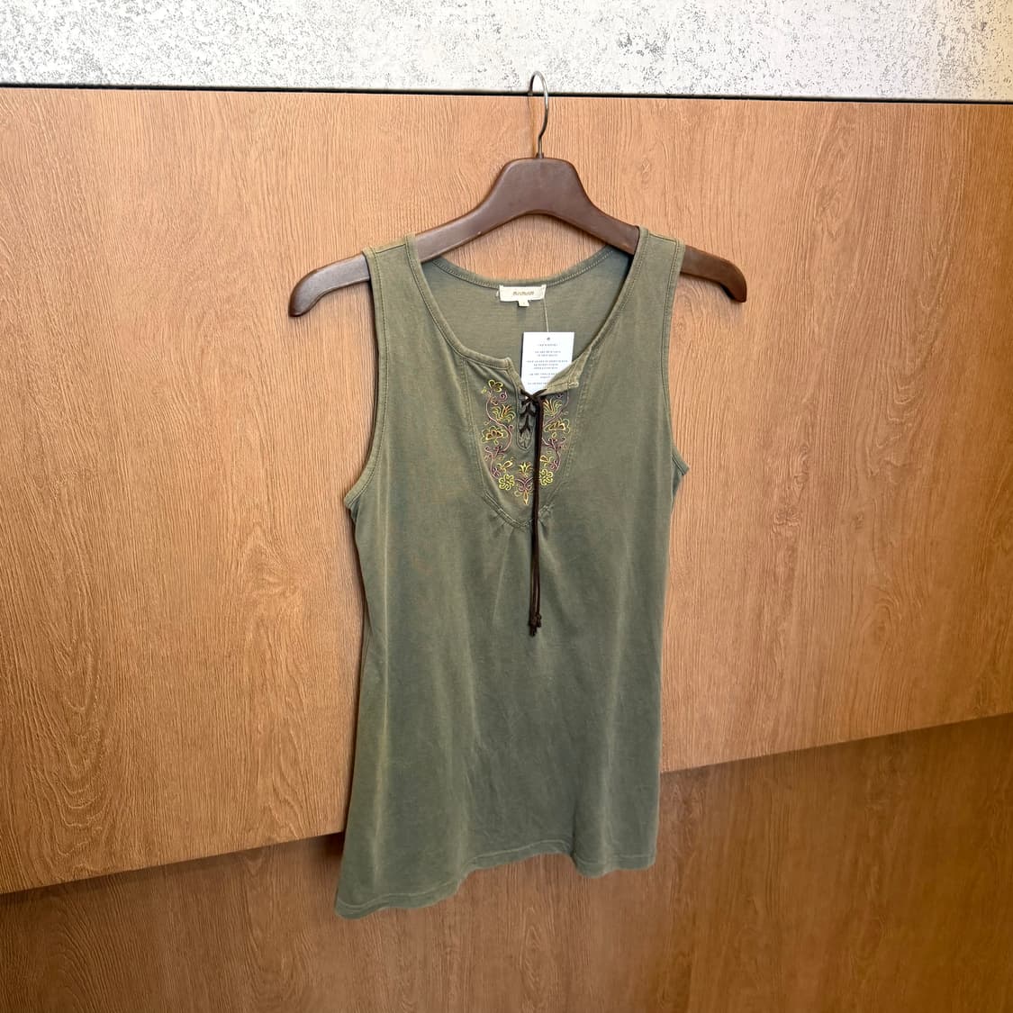 빈티지 슬리브리스 티셔츠 플라워 자수 아일렛 디테일 카키 k70 상품이미지1