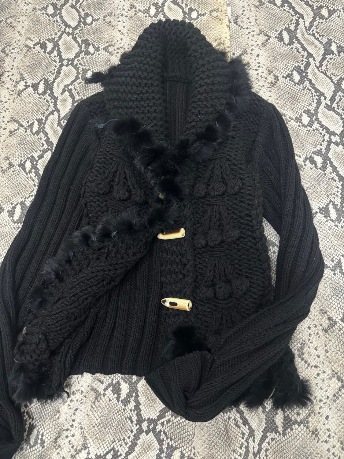 슬림핏 폼폼 꽈베기 니트 떡볶이 가디건 상품이미지5