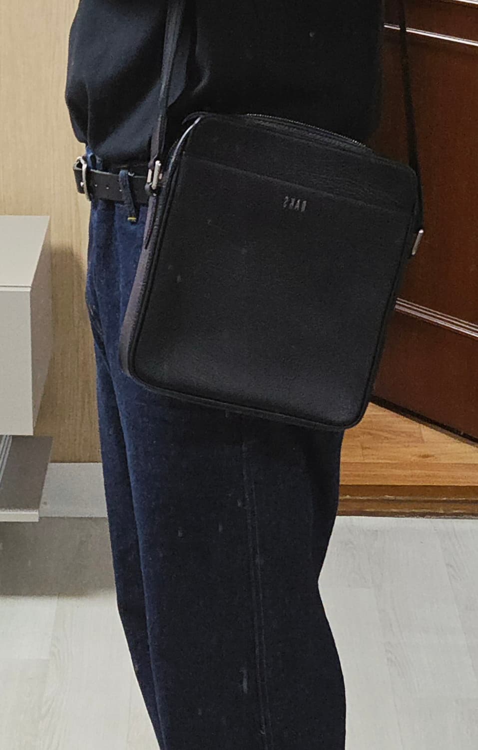 (착샷) 닥스 가죽 크로스백 블랙 Daks 상품이미지10