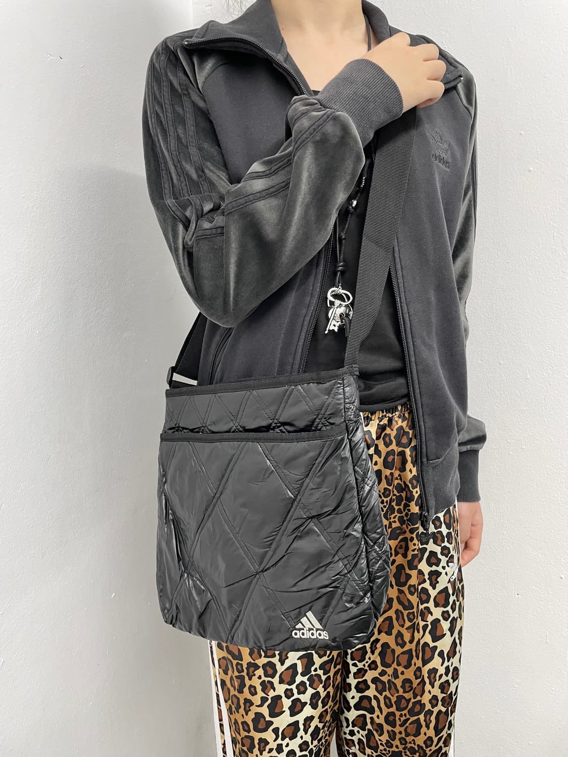 아디다스 로고 퀼팅 크로스백 상품이미지2