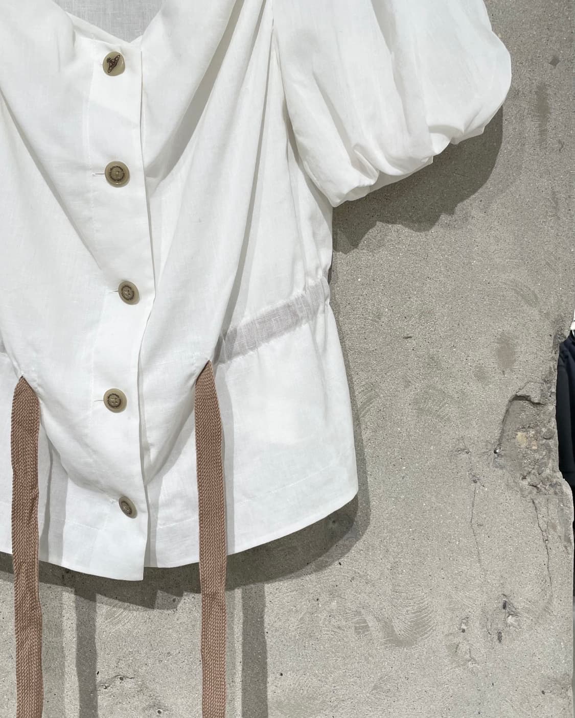 비비안 웨스트우드 앵글로마니아 화이트 퍼프 슬리브 버튼 블라우스 상품이미지5